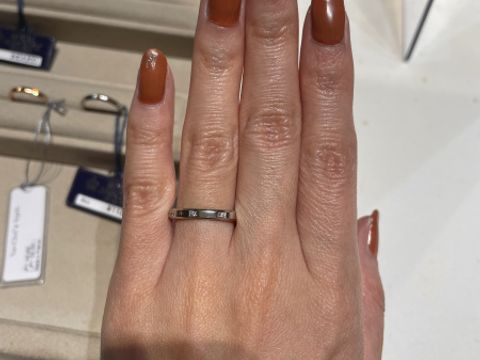 【ROYAL ASSCHER(ロイヤル・アッシャー)の口コミ】 人と被らない、且つ複数のダイヤが付いたシンプルなデザインのものを探し…