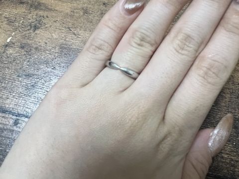 【ティファニー(Tiffany & Co.)の口コミ】 婚約指輪にもティファニーをいただいたので、主人とつける時にはお揃いの…