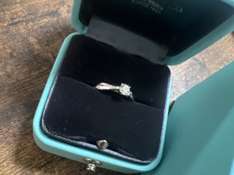 【ティファニー(Tiffany & Co.)の口コミ】 とにかくシンプルな1粒ダイヤを探していました。
シンプルにするのだから…