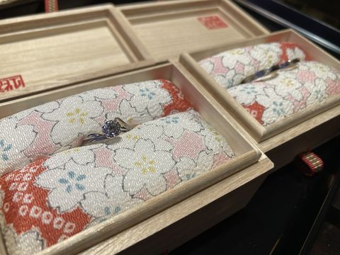 【杢目金屋(もくめがねや)の口コミ】 桜一輪という石の台座が桜の形になっていて、マリッジリングと同じ木目で…