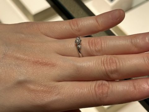 【ROYAL ASSCHER(ロイヤル・アッシャー)の口コミ】 ロイヤルアッシャーの2石タイプのものを試着しました。曲線のデザインに2…