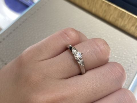 【ショーメ(CHAUMET)の口コミ】 センターダイヤを挟むように2つのダイヤが向かい合っていて、2人の関係を…