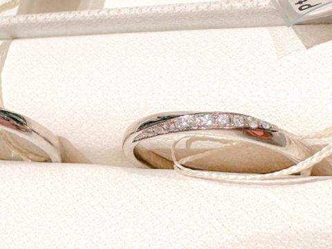 【Ponte Vecchio(ポンテヴェキオ)の口コミ】 石の配置が綺麗なこととミル打ちが細かいところに惹かれました。華奢で繊…