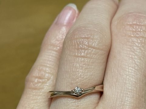 【ケイウノ ブライダル(K.UNO BRIDAL)の口コミ】 婚約指輪と重ね着けができるものを探していました。最初はストレートタイ…