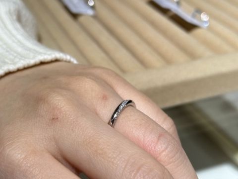 【TRECENTI(トレセンテ)の口コミ】 ストレートタイプかつ斜めにダイヤが入ったデザインを探していたのですが…