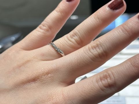 【アイプリモ(I-PRIMO)の口コミ】 ストレート型に斜めにメレダイヤが入った形を探していたのですが、ぴった…