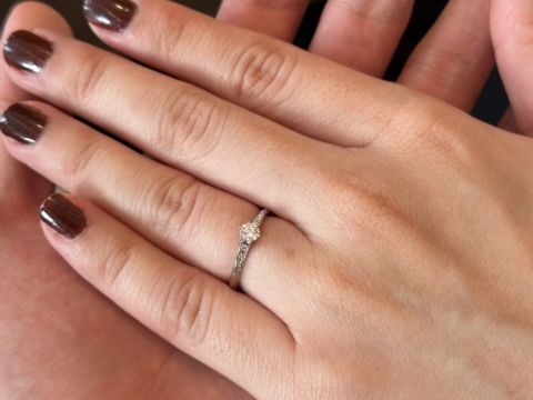 【BRILLIANCE+(ブリリアンスプラス)の口コミ】 ダイヤモンドプロポーズ後、一緒に指輪のデザインを選びに行きました。一…