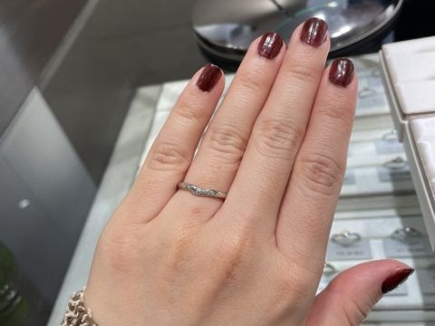 【アイプリモ(I-PRIMO)の口コミ】 指輪のデザインはとても可愛らしい印象を受けました。ストレートのデザイ…