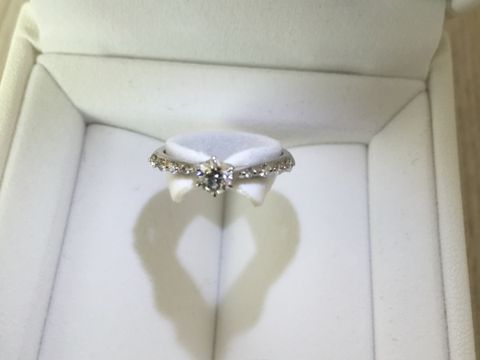 【STAR JEWELRY(スタージュエリー)の口コミ】 華奢なデザインのリングが欲しくて探していて見つけました。
細めのリング…