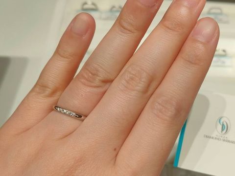 【銀座ダイヤモンドシライシの口コミ】 素材はプラチナ、ストレートのリングで中央にダイヤが付いています。結婚…