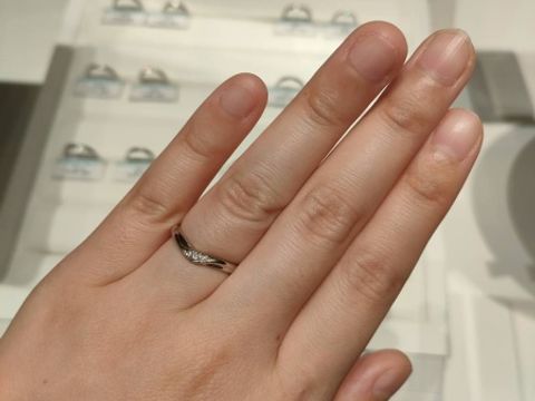 【銀座ダイヤモンドシライシの口コミ】 リングがVに字になっている事で指が細く長く美しく見えます。中央にダイヤ…