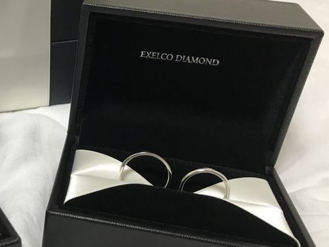【エクセルコダイヤモンド(EXELCO DIAMOND)の口コミ】 結婚指輪と同じブランドが良くて選びました。シンプルな指輪のデザインが…