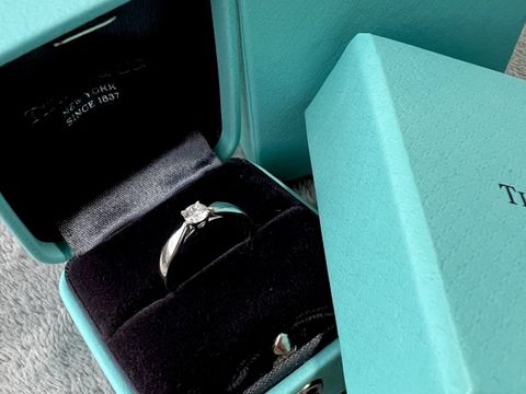 【ティファニー(Tiffany & Co.)の口コミ】 婚約指輪はダイヤが1つで華やかさがあるものがよかったので、シンプルかつ…