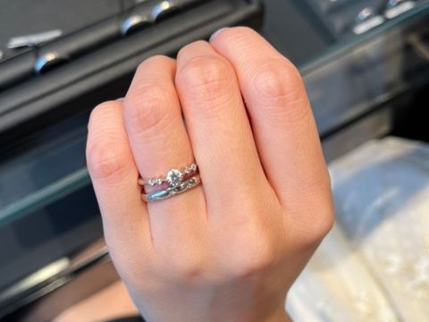 【エクセルコダイヤモンド(EXELCO DIAMOND)の口コミ】 ゼクシィで見てとても気になった指輪です！
メレダイヤモンドがぐるっと付…