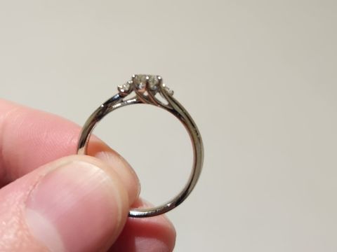 【銀座ダイヤモンドシライシの口コミ】 特に拘りはなく、お店の人と一緒に考えながら決めました。種類がかなり多…