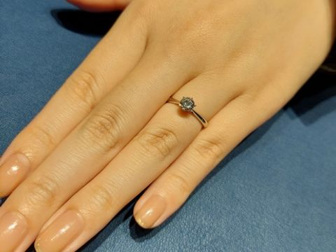 【銀座ダイヤモンドシライシの口コミ】 青い海にたたずむ白い教会をイメージした指輪だそうで、細いアームが繊細…