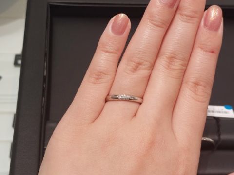 【ラザール ダイヤモンド(LAZARE DIAMOND)の口コミ】 ダイヤが３石&times;３列並んだデザインで、
自分側からも相手側からもダ…