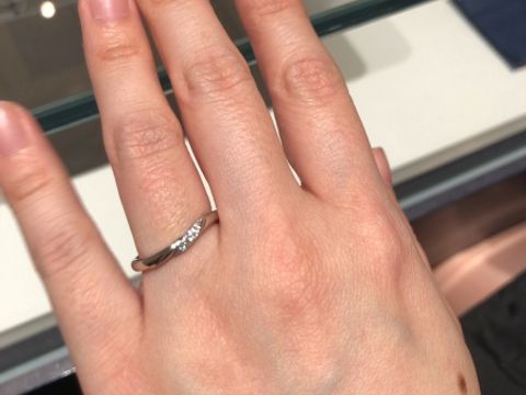 【銀座ダイヤモンドシライシの口コミ】 手前から奥までダイヤが入っているので、いろんな方向からキラキラして見…