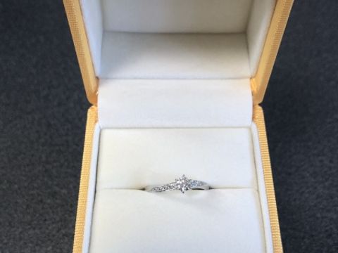 【ケイウノ ブライダル(K.UNO BRIDAL)の口コミ】 キラキラのデザインで、セミオーダーのものを選びました。色々と試してみ…