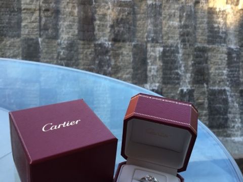 【カルティエ(Cartier)の口コミ】 もともと華奢なデザインが好きで、シルバーよりもゴールド派の私。
婚約指…