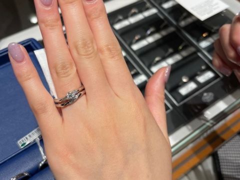 【銀座ダイヤモンドシライシの口コミ】 ウェーブ型のセットリングを探していてお勧めしてもらいました。婚約指輪…