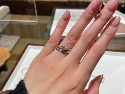 【杢目金屋(もくめがねや)の口コミ】 木目が入っている指輪が特徴的で、他のブランドでは見ないデザインです。…