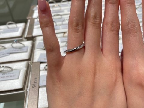 【アイプリモ(I-PRIMO)の口コミ】 ストレートではない動きのある指輪を探してお勧めしていただきました。横…