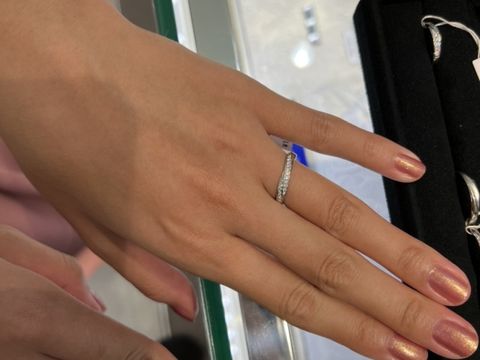 【ヴァンドーム青山(VENDOME AOYAMA)の口コミ】 デザインが他にない点です。
ウェーブしている指輪はありますが、
ウェー…