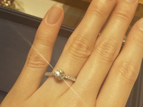 【銀座ダイヤモンドシライシの口コミ】 メレダイヤの取り巻きデザインでとてもゴージャスです。ダイヤモンドの輝…