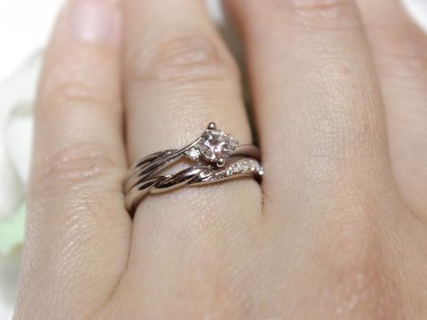 【William-LennyDiamond(ウィリアム・レニー・ダイヤモンド)の口コミ】 結婚指輪とセットで着けられる指輪が良くて、色々と検討しました。ジュエ…