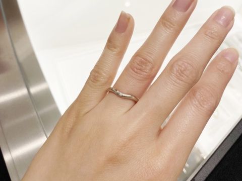 【ティファニー(Tiffany & Co.)の口コミ】 デザイン面に関しては、指輪がカーブしているものでダイヤが大ぶりではな…