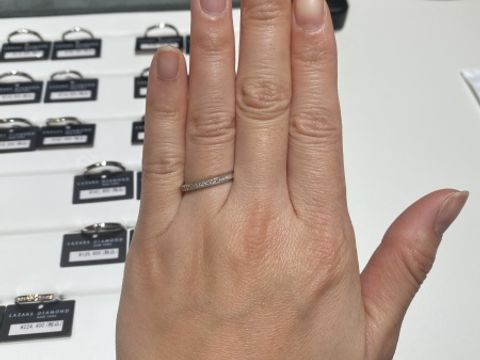【ラザール ダイヤモンド(LAZARE DIAMOND)の口コミ】 シンプルで長くつけても飽きがこないデザインのものが多かったです。ダイ…