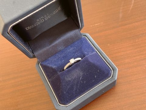 【銀座ダイヤモンドシライシの口コミ】 ダイヤモンド1粒だけではなく、周りに小さいダイヤモンドがあり、1粒より…