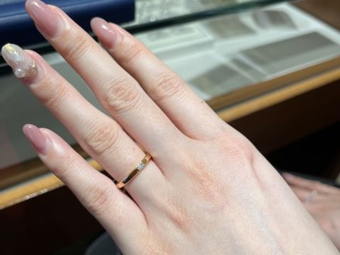 【銀座ダイヤモンドシライシの口コミ】 プラチナではなく、ピンクゴールドの指輪です。真ん中にダイヤモンドが一…