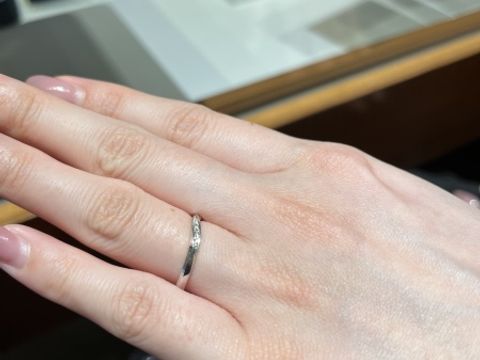 【銀座ダイヤモンドシライシの口コミ】 こちらの指輪はウェーブ型の指輪です。指にフィットしてつけることができ…