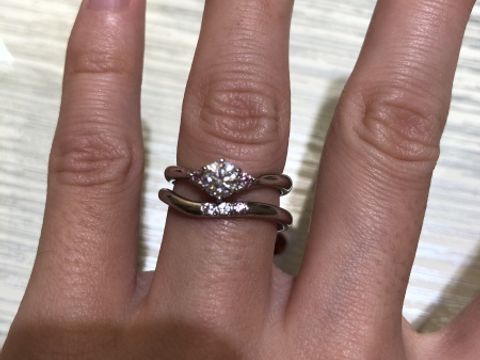 【TRECENTI(トレセンテ)の口コミ】 元々婚約指輪がvラインものだったので同じくV字のものをさがしていたので…