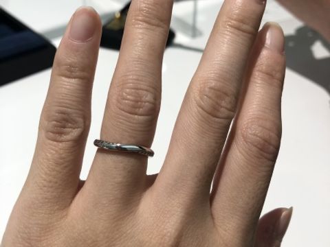 【4℃ BRIDAL(ヨンドシーブライダル)の口コミ】 上下にダイヤモンドのラインが入っていて、つけた時にシンプルすぎず、華…