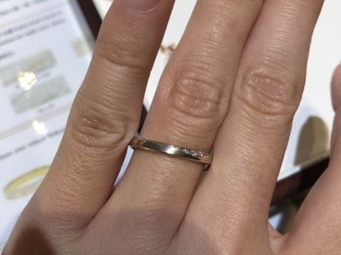 【杢目金屋(もくめがねや)の口コミ】 日本の伝統技術、木目金という製法で作られた指輪です。
色々な素材の金属…