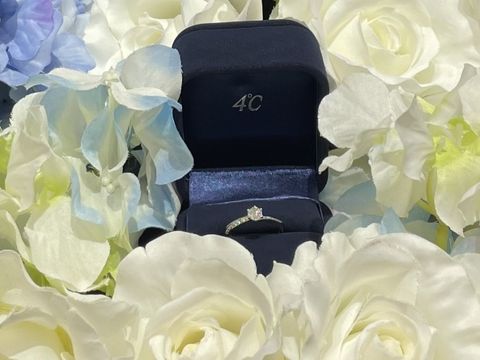 【4℃ BRIDAL(ヨンドシーブライダル)の口コミ】 ストレートなリングに波状にダイヤモンドが並べられており、その美しいデ…