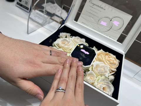 【4℃ BRIDAL(ヨンドシーブライダル)の口コミ】 婚約指輪と結婚指輪を重ね付けでき、シンプルで使いやすいなデザインを探…