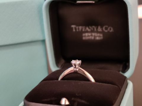 【ティファニー(Tiffany & Co.)の口コミ】 デザインは王道タイプの1粒ダイヤの婚約指輪でした。ティファニーに憧れも…