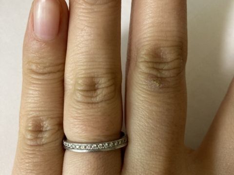 【ラザール ダイヤモンド(LAZARE DIAMOND)の口コミ】 ダイヤが埋め込まれていて、かつ並んだデザインが良かったのでこちらを選…