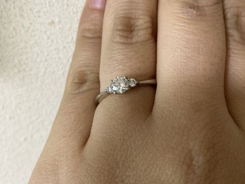 【ラザール ダイヤモンド(LAZARE DIAMOND)の口コミ】 価格は60万円程度だったと思います。ダイヤの両側にも小さなダイヤが付い…