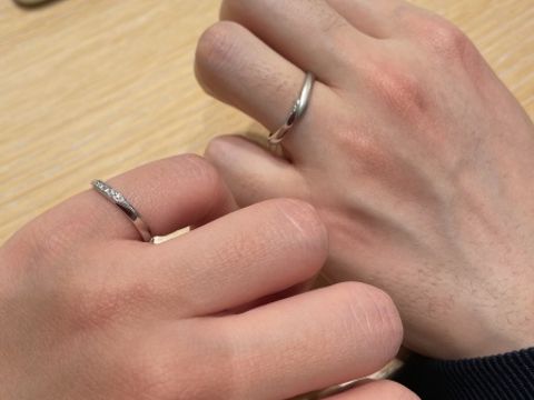 【STAR JEWELRY(スタージュエリー)の口コミ】 指輪のデザインは、カーブがきいており、指を綺麗に見せてくれます。シン…