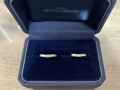 【銀座ダイヤモンドシライシの口コミ】 婚約指輪と重ね付けできるデザインのものを選びました。婚約指輪を購入し…