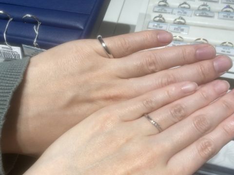 【銀座ダイヤモンドシライシの口コミ】 ウェーブという女性らしいラインと、それに沿って滑らかに配置されたダイ…