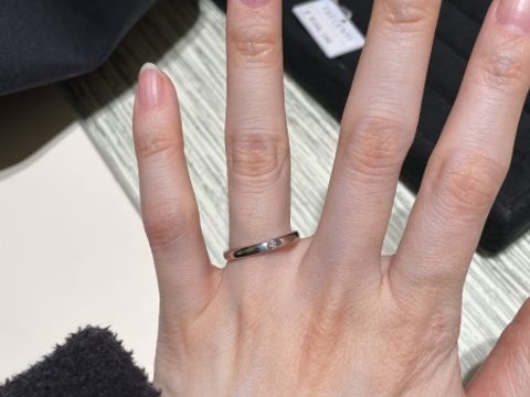 【銀座ダイヤモンドシライシの口コミ】 プラチナでシンプルなストレートデザインに、一粒ダイヤモンドがセッティ…