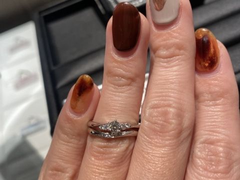 【I's stone(アイズストーン)の口コミ】 ウェーブデザインでシンプルな物を基準に選びました。ウェーブに沿ったダ…