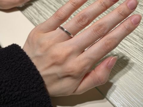 【TRECENTI(トレセンテ)の口コミ】 シンプルなストレートデザインに、細かなミル打ちが施されたプラチナの結…