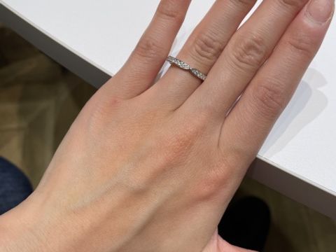 【ラザール ダイヤモンド(LAZARE DIAMOND)の口コミ】 ハーフエタニティで付けた時の存在感が素敵でした。キラキラを出したくな…